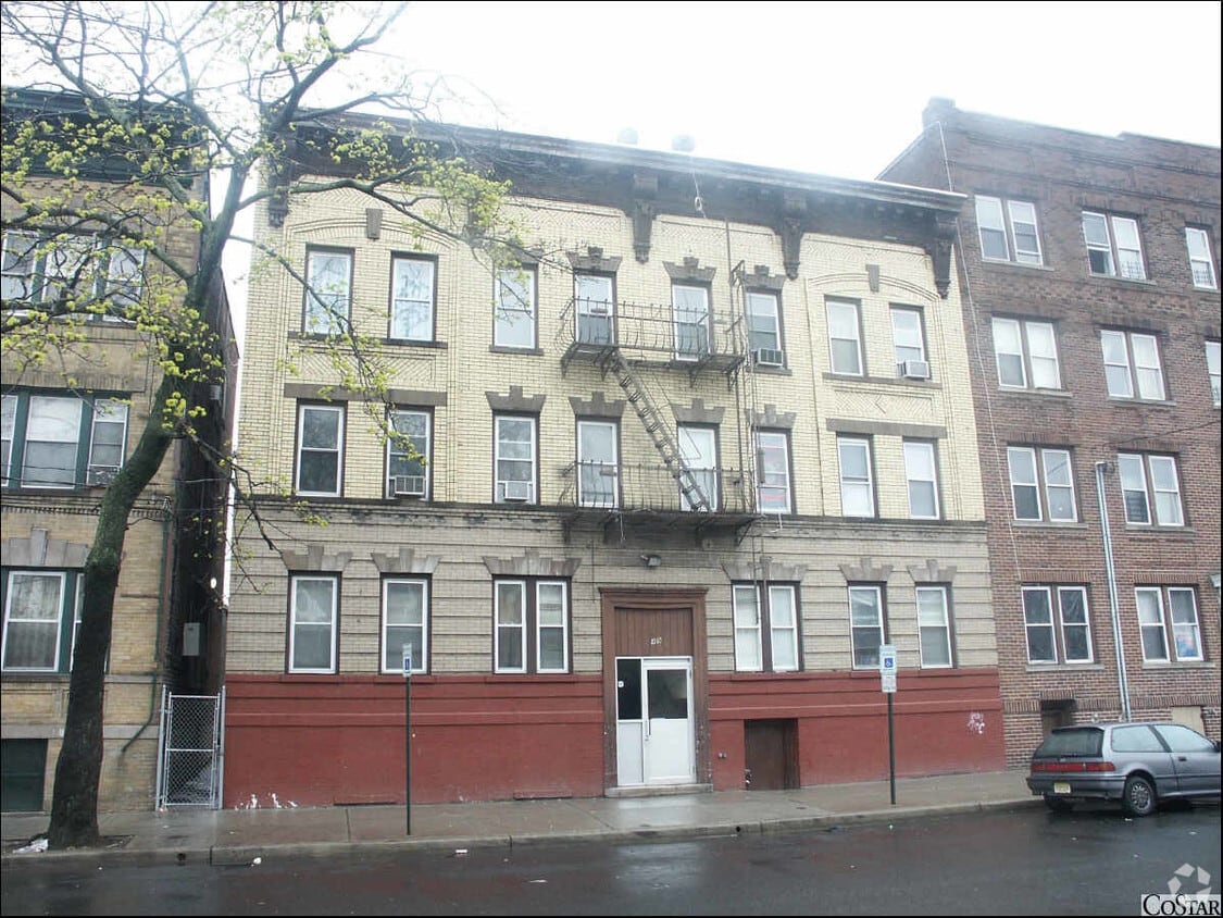 Primary Photo - 49 Henry St