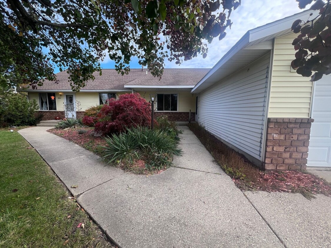 Primary Photo - Two Bedroom Duplex in Kentwood!