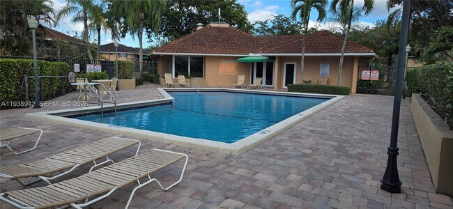 Foto del edificio - 10416 NW 8th St