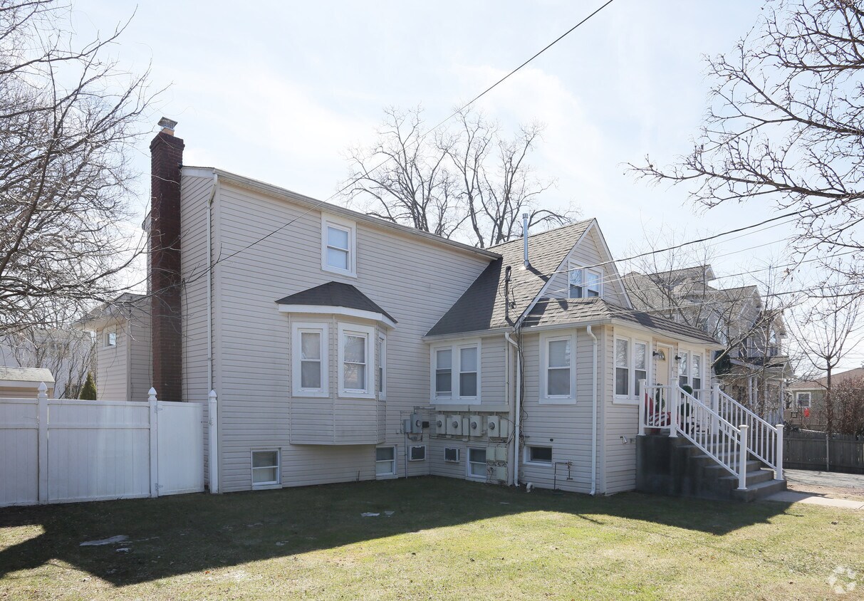 Building Photo - 8 Garfield Ave