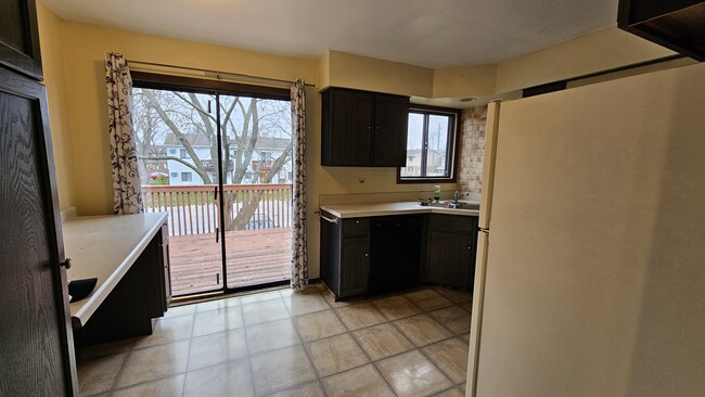 Kitchen - 415 Echo Ln