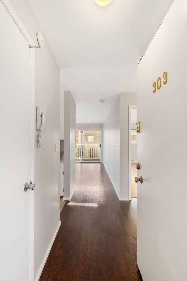 Building Photo - 1222 Taylor Ave N