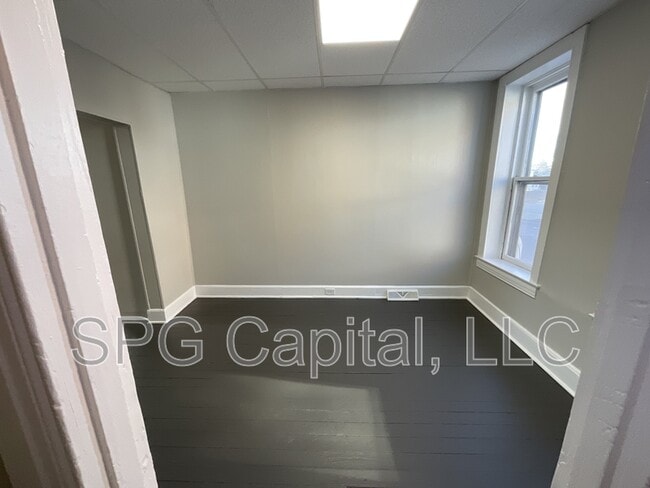 Building Photo - 722 W Mason Ave