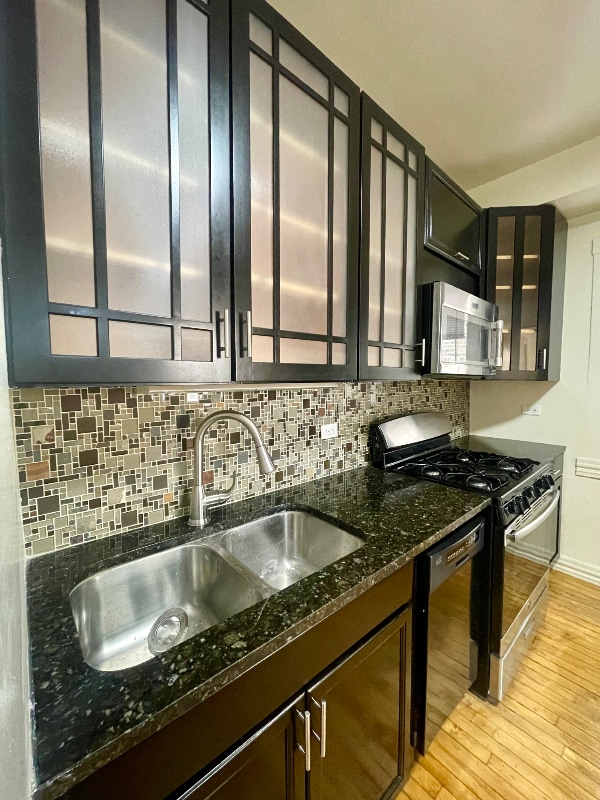 Primary Photo - 3549 W Dickens Ave