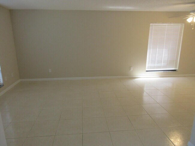 Building Photo - 324 Sandtree Dr