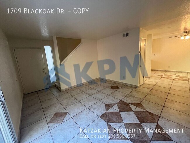 Building Photo - Charming 2-Bedroom Apartment