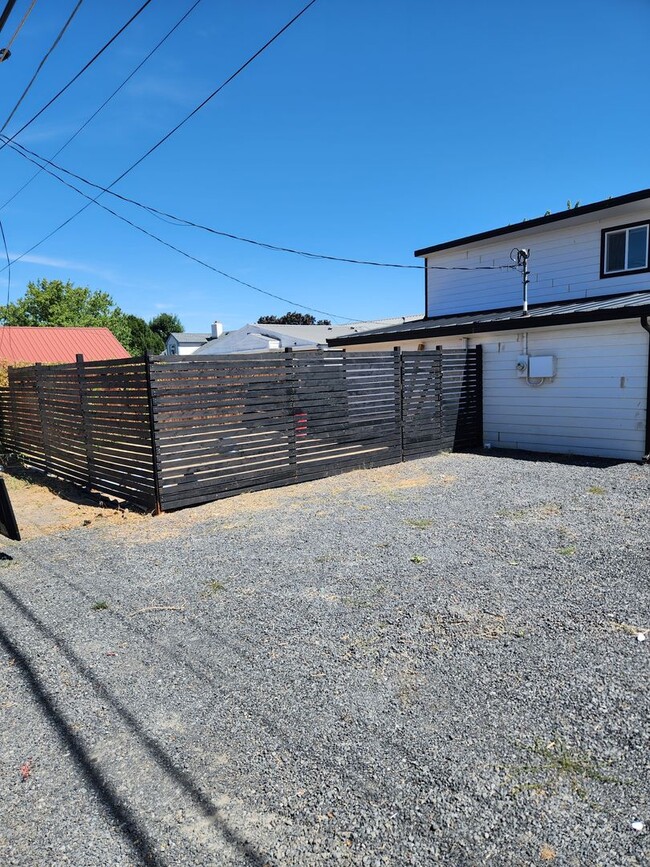 Building Photo - Modern Style and Luxury Amenities in Ephra...