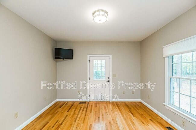Building Photo - 3404 Iva Ada Dr
