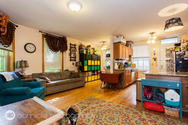 Foto del edificio - 1533 W Leland Ave