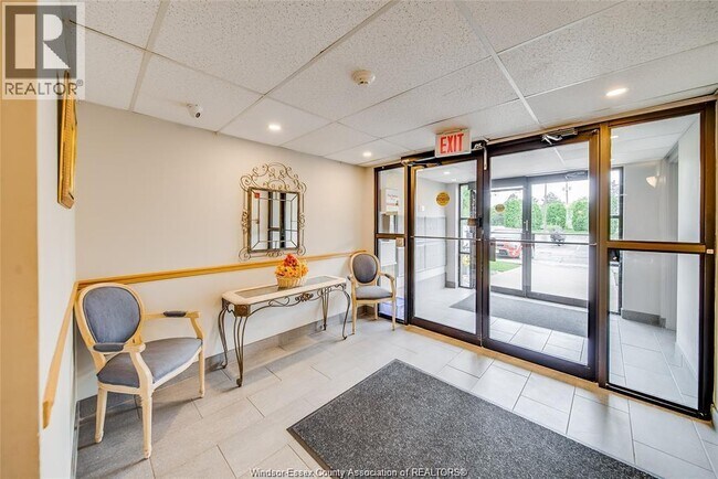 Photo du bâtiment - 451 Grand Marais Rd W