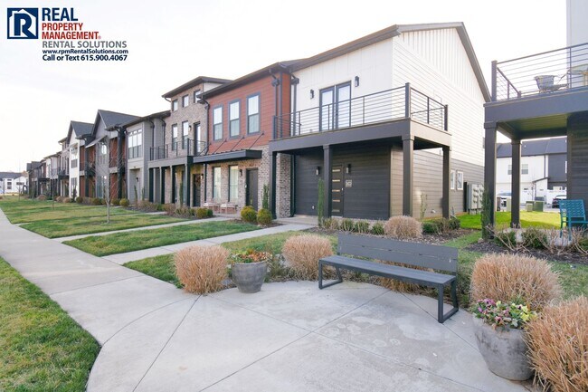 Building Photo - Gorgeous and modern 2 bedroom townhome in the heart of Murfreesboro w/ neighborhood pool, hi-spee...