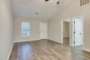 Building Photo - 4254 Colonial Ave