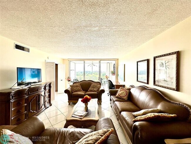 Building Photo - 2671 S Course Dr