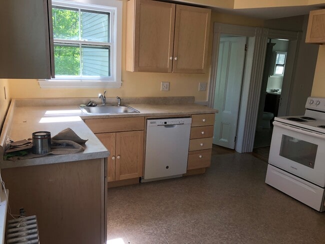 Building Photo - 52 Pleasant St