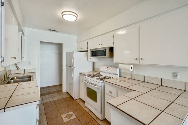 Foto del edificio - 3BR + Office Home in Excellent Condition with Storage Sheds and Garage Workspace!