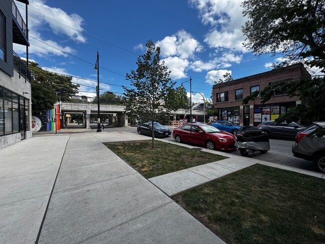 Building Photo - 1344 W Lunt Ave