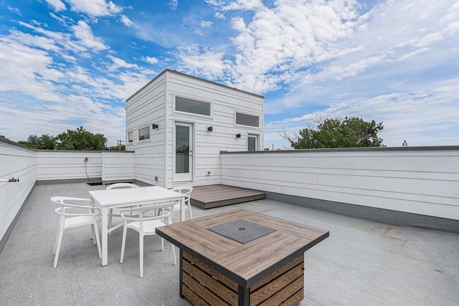 Building Photo - Spacious 3 bedroom home in the heart of Ed...