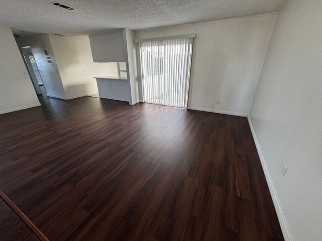 Foto del edificio - 2 bed 2 bath with 2 car garage