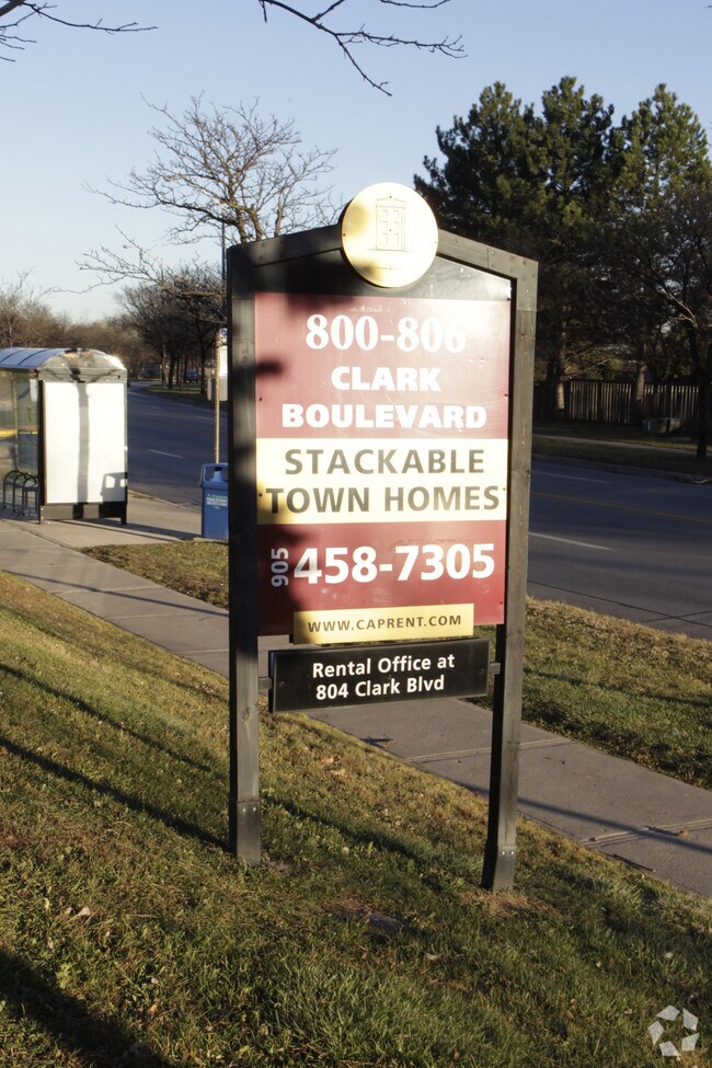 Photo du bâtiment - Clark Townhomes