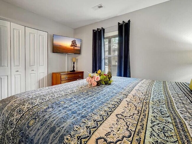 Foto del edificio - FULLY FURNISHED 2BR Condo