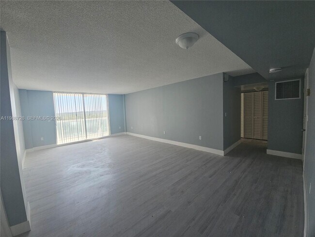 Foto del edificio - 2841 NE 163rd St