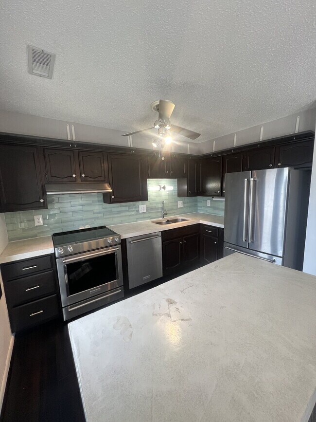 Foto del edificio - 2 Bedroom / 2 Bath Condo with 1,200 Square Feet, Luxury Finishes, and Great Amenities!