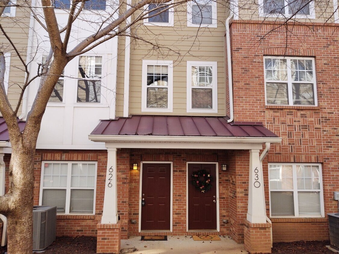 Foto principal - Pristine, move in ready Townhome located i...