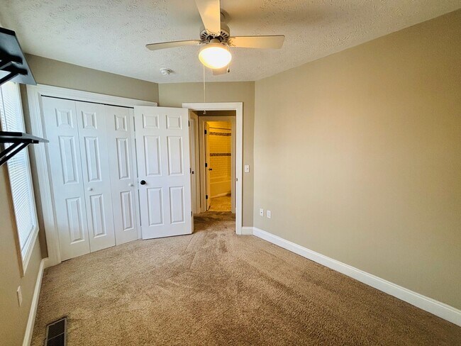 Building Photo - 3 Bedroom 2.5 Bath Townhouse