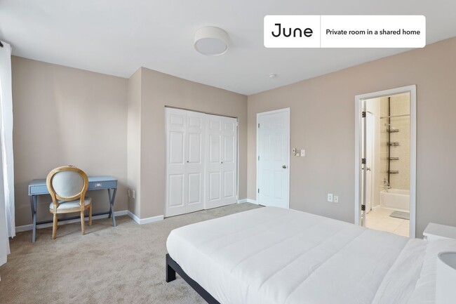 Building Photo - Private bedroom in 4 bed/2.5 bath Home