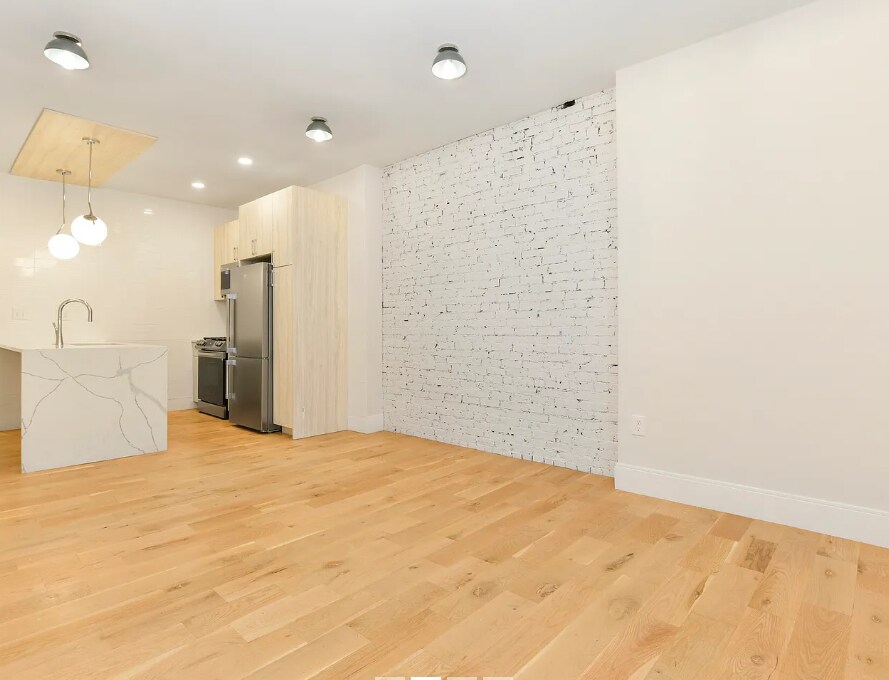 Primary Photo - 200 Maverick St