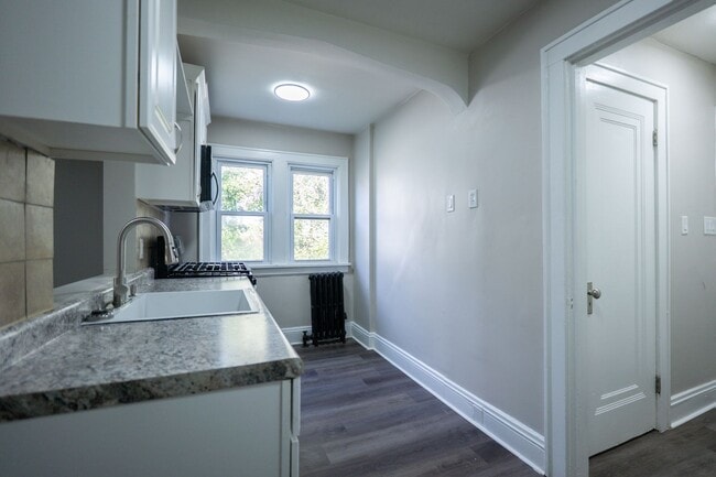 Building Photo - 833 Brown St Building Photo - 833 Brown St