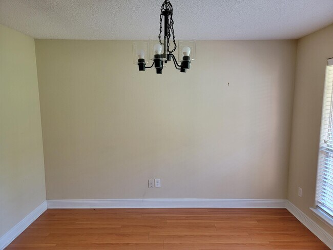 Building Photo - 614 Territory Ln