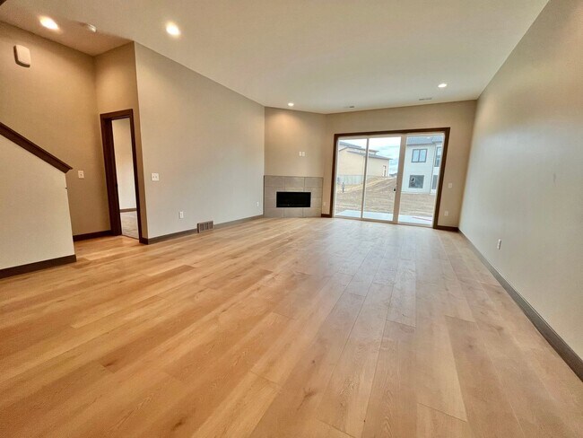 Foto del edificio - 5 Bed/2.5 Bath Twinhome For Rent!!