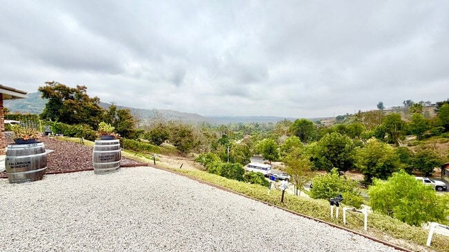 Building Photo - Beautifully Furnished & Appointed, Shorter...