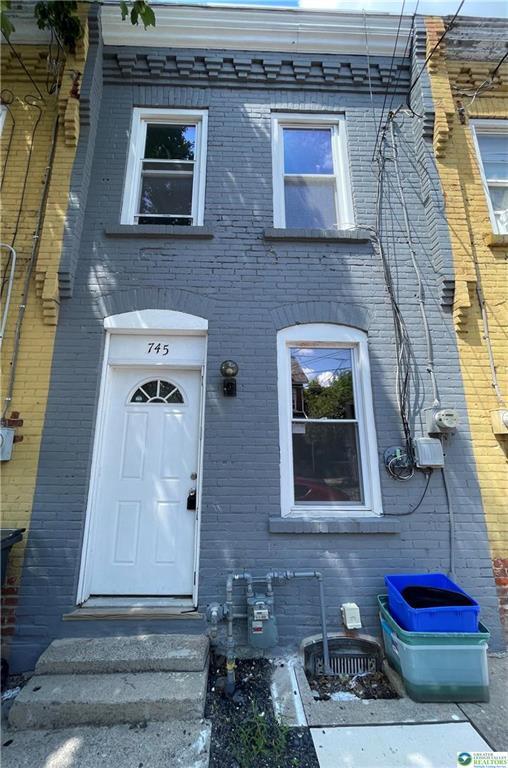 Foto principal - 745 E 6th St