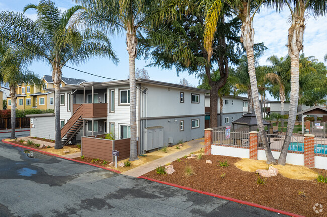 Alt. Exterior - Somerset Place Apartments