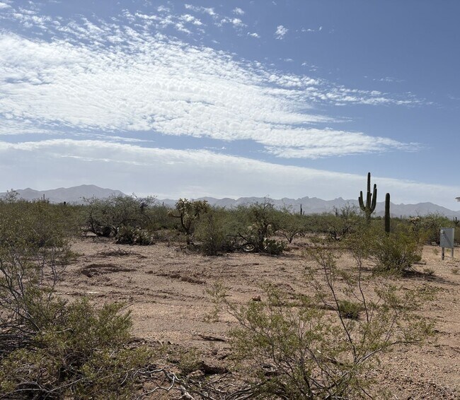 Foto del edificio - Country living on 4.4 acres 3 bedrooms and...