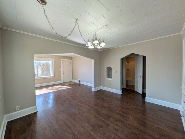 Building Photo - Pet friendly! Great deck for entertaining!