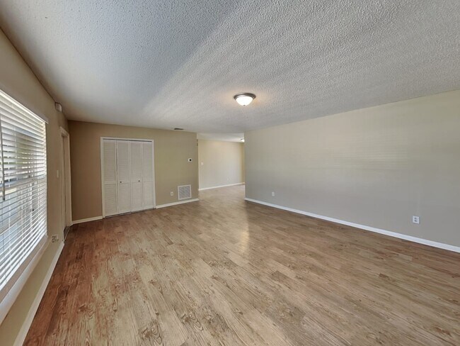 Building Photo - 1232 Russell Dr