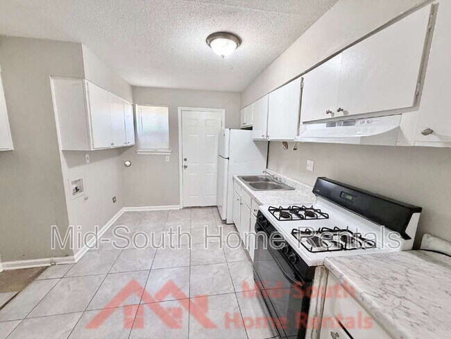 Foto del edificio - 4077 Forest View Dr