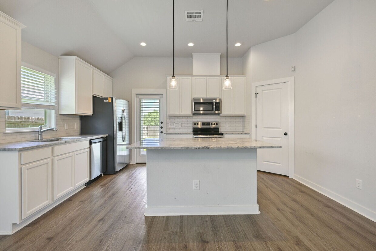 Immediate Move in 3 Bedroom, 2 Bathroom Home with 2 Car Garage - Immediate Move in 3 Bedroom, 2 Bathroom Home with 2 Car Garage