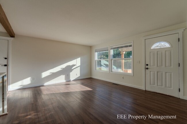 Building Photo - Cozy Redmond Rambler ready for move in NOW