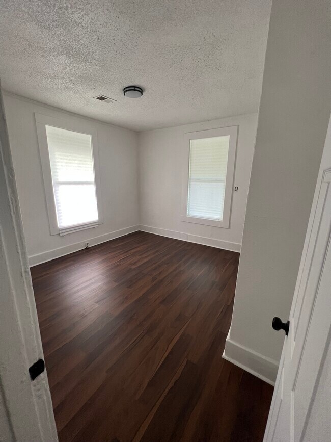 Building Photo - 1113 E Trigg Ave