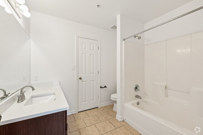 3 habitaciones, 2 baños - 1380 pies cuadrados - Baño principal - Wooldridge Creek Apartments
