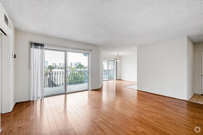 2 habitaciones, 2 baños - 1000 pies cuadrados - Sala de estar - 11645 Chenault St & 11625 Montana Ave.