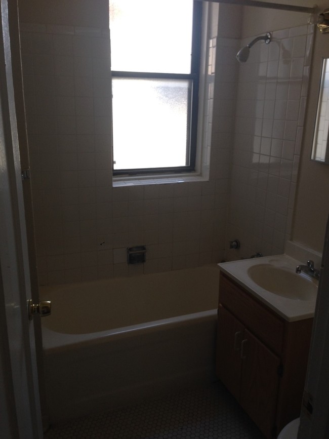 Baño - 7001 S Merrill Ave