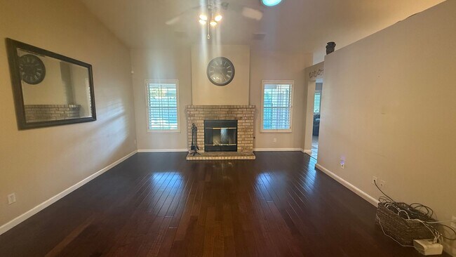Foto del edificio - 3-bedroom, 2-bathroom home located in the ...