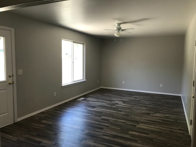 Foto del edificio - 3 Bed/2 bath...Newer Carpet and Flooring.....
