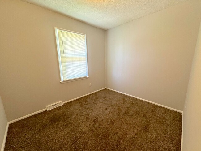 Building Photo - 3 bedroom Home