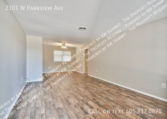 Building Photo - 2201 W Parkview Ave